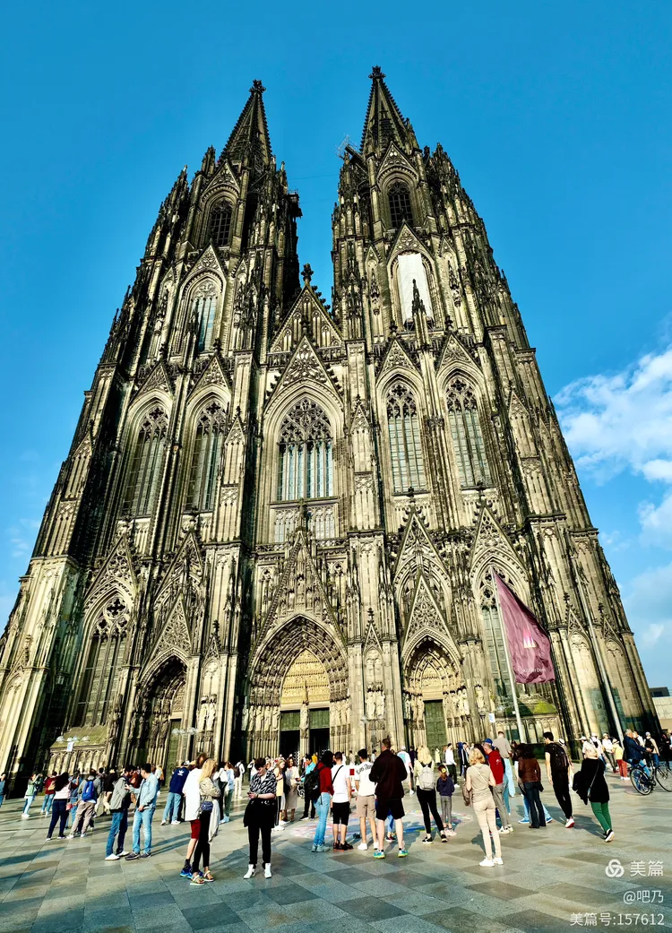 科隆大教堂,这座哥特式建筑的杰作,高耸入云的双塔仿佛是天际的守护者